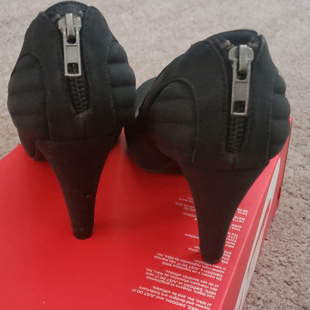 Heels - Picture 3 of 3